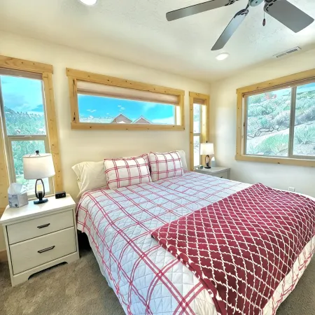New Rental. Sleeps 8. Family Getaway with Great Views of Panguitch Lake & Sunset