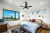 Shred Lodge - Luxurious modern home on the golf course with 180 degree views - balcony