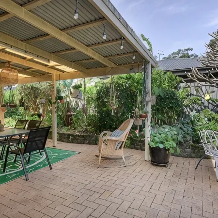 Salty Crew villa , Central spot , Pet friendly ,private garden oasis secure yard