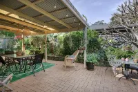 Salty Crew villa , Central spot , Pet friendly ,private garden oasis secure yard - واي فاي