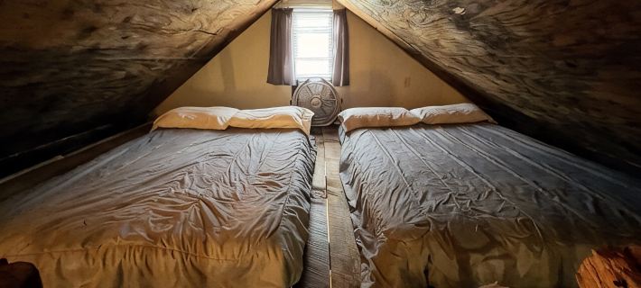 Quaint old fashioned cabin, Loft, Grill, Fire Pit! Hotels in Powell County