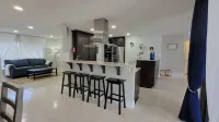 Designer 3 Br Home Heated Pool 3 mi. from the Beach & Downtown Private Backyard - 4-نجوم