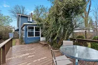 Royal Blue Haven ~ Walk Downtown Royal Oak, Game Room, Jetted Tub, Clean + Cozy - Homestays