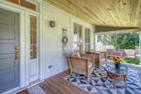 Walk Downtown! Large Pool, Hot tub, Fire pit, Close to EVERYTHING! - Wifi