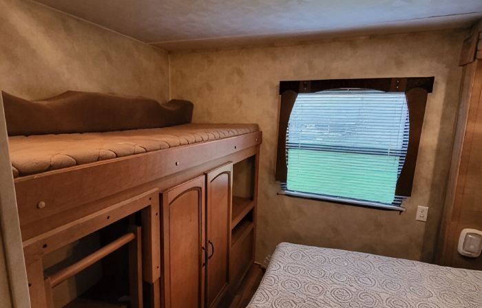 Riverfront Camper, Loads of Amenities, Near Smoke Hole, Seneca Rocks