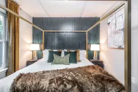 The Curated Chateau—Minutes from Louisville - Homestays