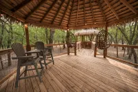 Mourning Dove Yurt! Cold A/C! Hot Tub! Medina River Access ! Close to Town! - 샬레 호텔