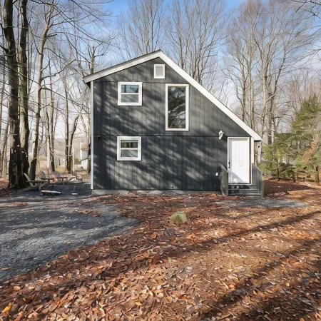 Cute Modern Poconos Cabin! Hot Tub, Fire Pit