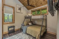 Mountain Cabin Oasis: hot tub&fire pit - 샬레 호텔