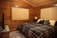 Brand NEW Cabin in the Pines w Private Lake - Alphydda