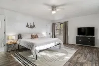 LAKEFRONT Bliss FLAT to water: Spacious home with Game Room, Sleeps 15 Guests! - 3-Star