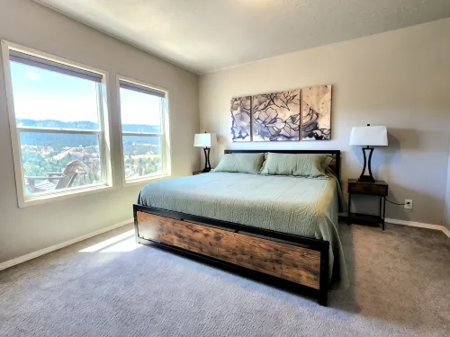 Grandview Getaway offers spectacular views overlooking the Clearwarter river. - Homestays