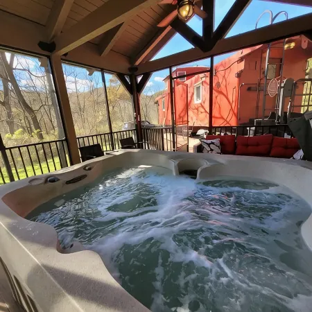 Romantic Get-a-Way!! 1954 Rail Road Caboose!! Relaxing Hot Tub!