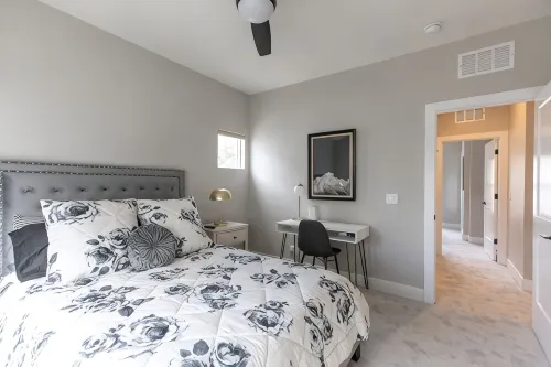 Luxury 3Br/4BA Townhome • Rooftop Deck, Porch • 5 Min to Downtown - balcony