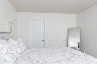 Entire 2BR 1Bath Apt “The Downtown Deneege” - balcony