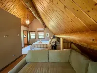 Beautiful Log Cabin Retreat on 6 Acres of Forest Only 10 Minutes to Lake Geneva. - 4-Sterne