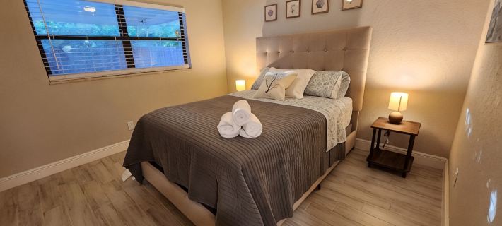 Stylish! 3 bedroom duplex -minutes from the beach Hotels in Largo