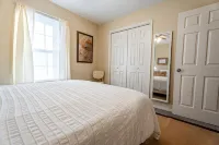 Townhome with a peaceful, soothing vibe, featuring KING and QUEEN size beds - Kitchenette