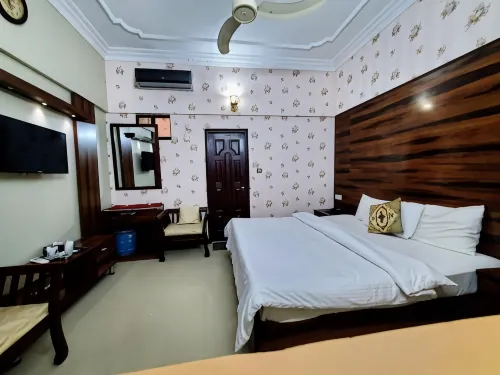 Diplomat Inn Hotel - Homestays