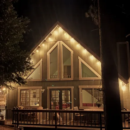 Treehouse Lodge- A quiet hilltop creative retreat, minutes from the lake.