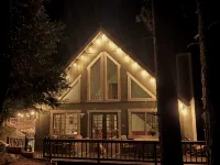 Treehouse Lodge- A quiet hilltop creative retreat, minutes from the lake. - balcony
