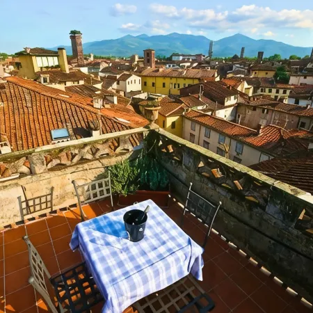 Deluxe Lucca Historic Center Apartment