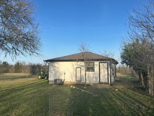 Relax & Recharge in Paige, TX - 15 Acres, Fishing, and Farm Animals Await - Alppimaja