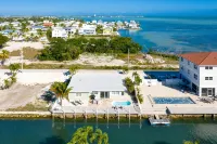 Waterfront, oceanview renovated pvt. 3 bedroom, 3.5 bath with pool and dockage. - สระว่ายน้ำส่วนตัว