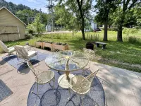 Colorful getaway in friendly Driftless village - 3-Star