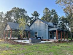 2-Bedroom Cabin Overlooking a Private Lake with Dock and Kayaks