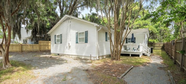 Cozy Downtown Boho Retreat - Sleeps 10! Hotels in Beaufort