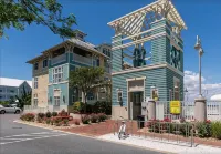 Sunset Island Beach House w/3 Large Decks,  75'' TV, quick walk to amenities - 4성급