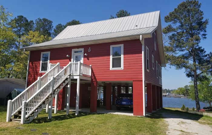 Lake Marion's Big Red House. W/ Dock and Kayaks. Pet Friendly please read policy
