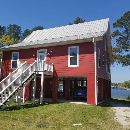 Lake Marion's Big Red House. W/ Dock and Kayaks. Pet Friendly please read policy