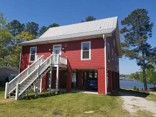 Lake Marion's Big Red House. W/ Dock and Kayaks. Pet Friendly please read policy - WiFi