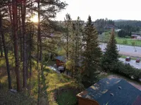 Old Town Cottage: Nestled on a forested hillside on the edge of Hill City - WiFi