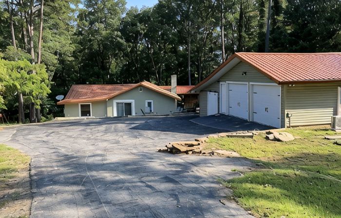 Lakeside Lodge for family fun with game room and covered deck! Fish & Swim!!!