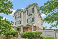 2 min walk to the beach! Gorgeous and spacious home perfect for a group! - Jacuzzi