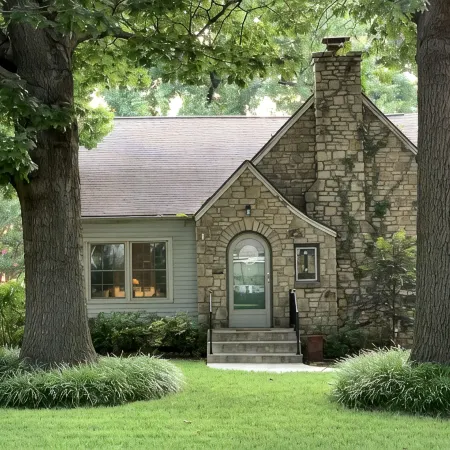 Charming and Cozy Stone Cottage Near Tulsa Expo Square and Downtown