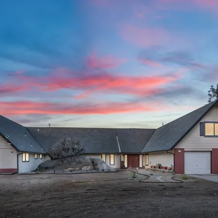 New!! Majestic Views, Pool, Sleeps 20+, 2 Mstr BR, close DT Yosemite, Bass Lake