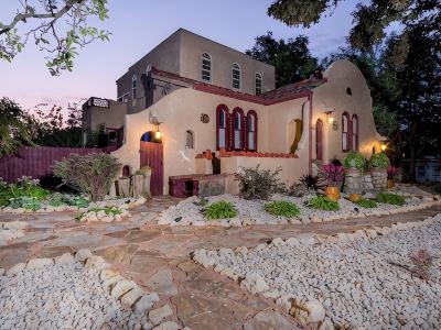 Hidden Gem Sleeps 10+! Children & Pets Welcomed!