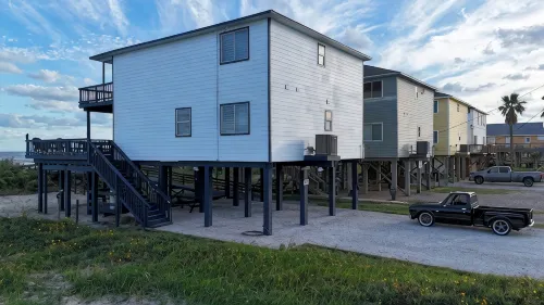 Beachfront!! with Private Access to Beach - WiFi
