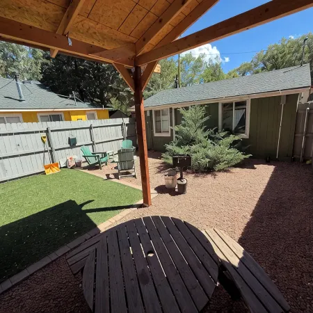 Downtown Green Gable Bungalow with AC, Fully Fenced Yard, W/D, 2 Smart TVs, WiFi