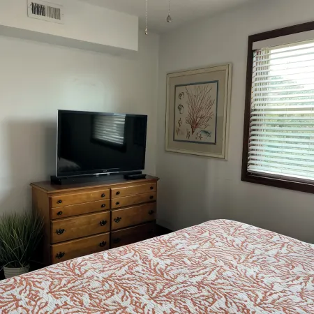 Charming 3-bedroom house with outdoor space & steps to the beach!