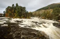 Cosy Riverside Escape with Hot Tub | Garth Cottage - Хоумстей