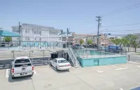 Surfcomber Motel - parkir