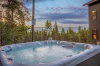 Luxe Mtn Retreat, Epic Views, Hot Tub, Stargazing Bed, Firepit, Red Rocks - 4-Star