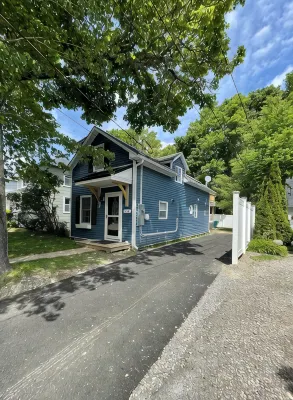 DT Bar Harbor,2 King Beds & Decks, Parks 3 Small Cars, Town Pickleball Ct @ Back - 4-Star