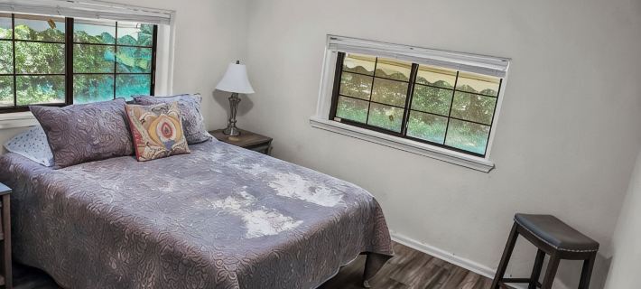 Luxurious beds, remodeled, very clean, quiet neighborhood, big backyard & tree!! Hotels in Grayson County