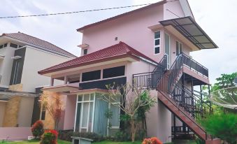 Villa Kayu Manis Mountain View by Masterpiece Villa - Housity